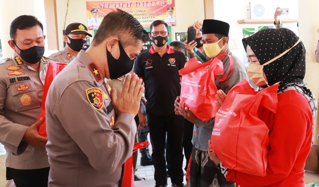 Brigjen Pol Tantan Sulistiyana secara simbolis memberi paket sembako kepada perwakilan masyarakat.