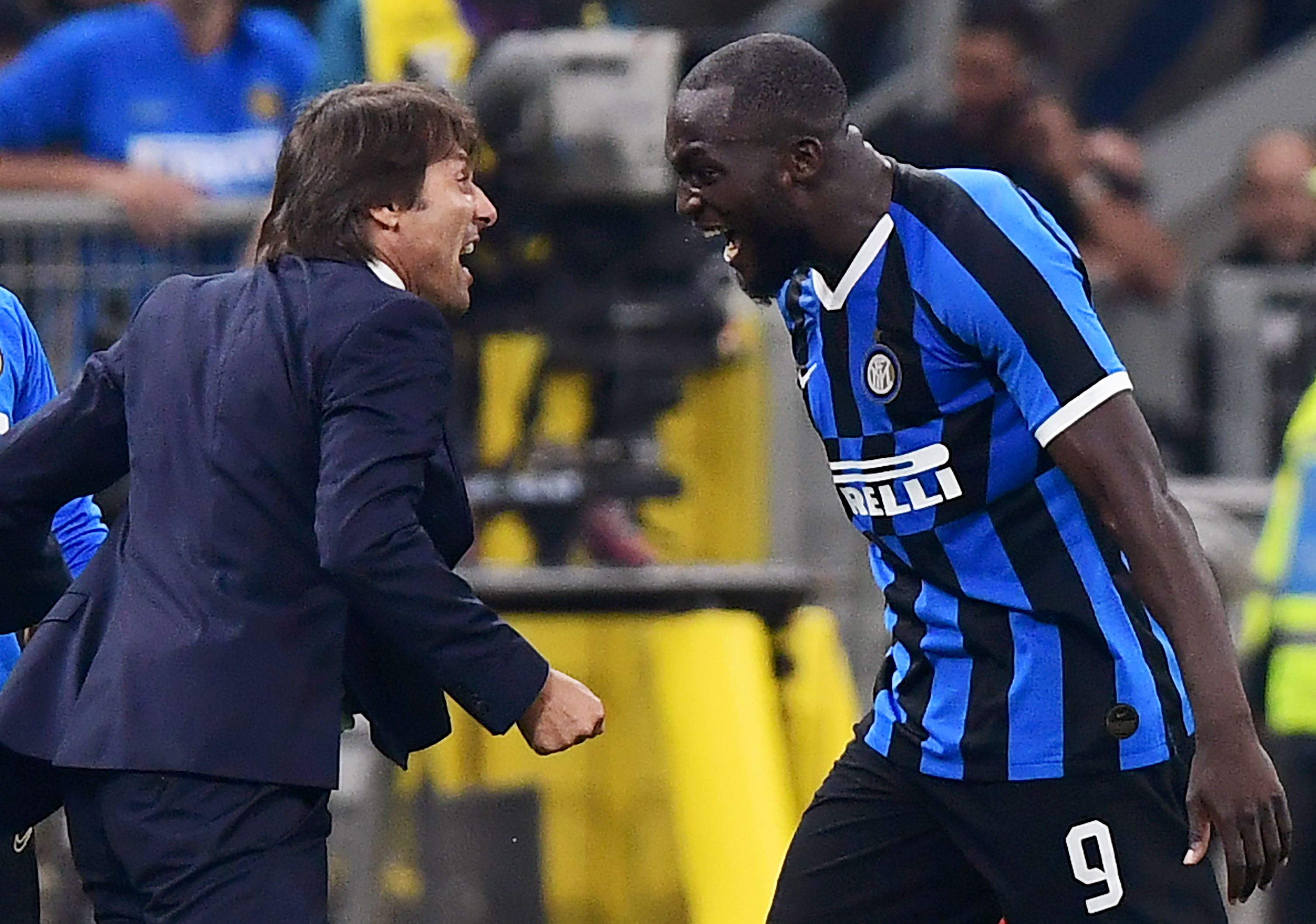 Antonio Conte (kiri) dan Romelu Lukaku