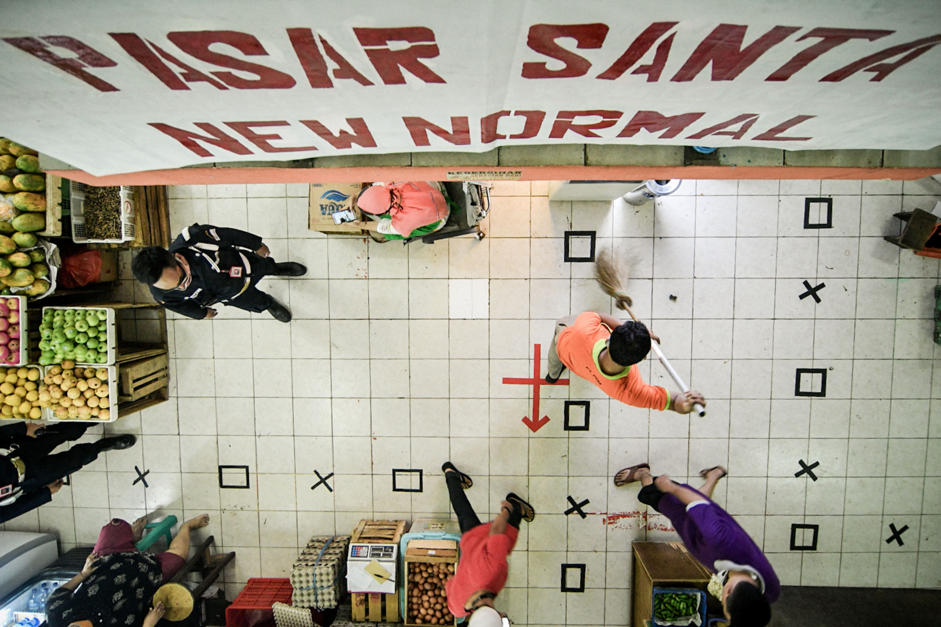 Pedagang beraktivitas di Pasar Santa, Jakarta Selatan, Jumat (26/6/2020). Meski zona hijau, pedagang dan pengunjung patuhi protokol covid-19