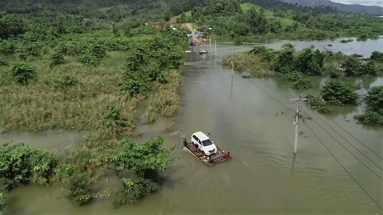 Sejumlah kendaraan terjebak banjir Jalan Trans sulawesi di Desa Sambandete, Kabupaten Konawe Utara, Sulawesi Tenggara, Rabu (8/7).