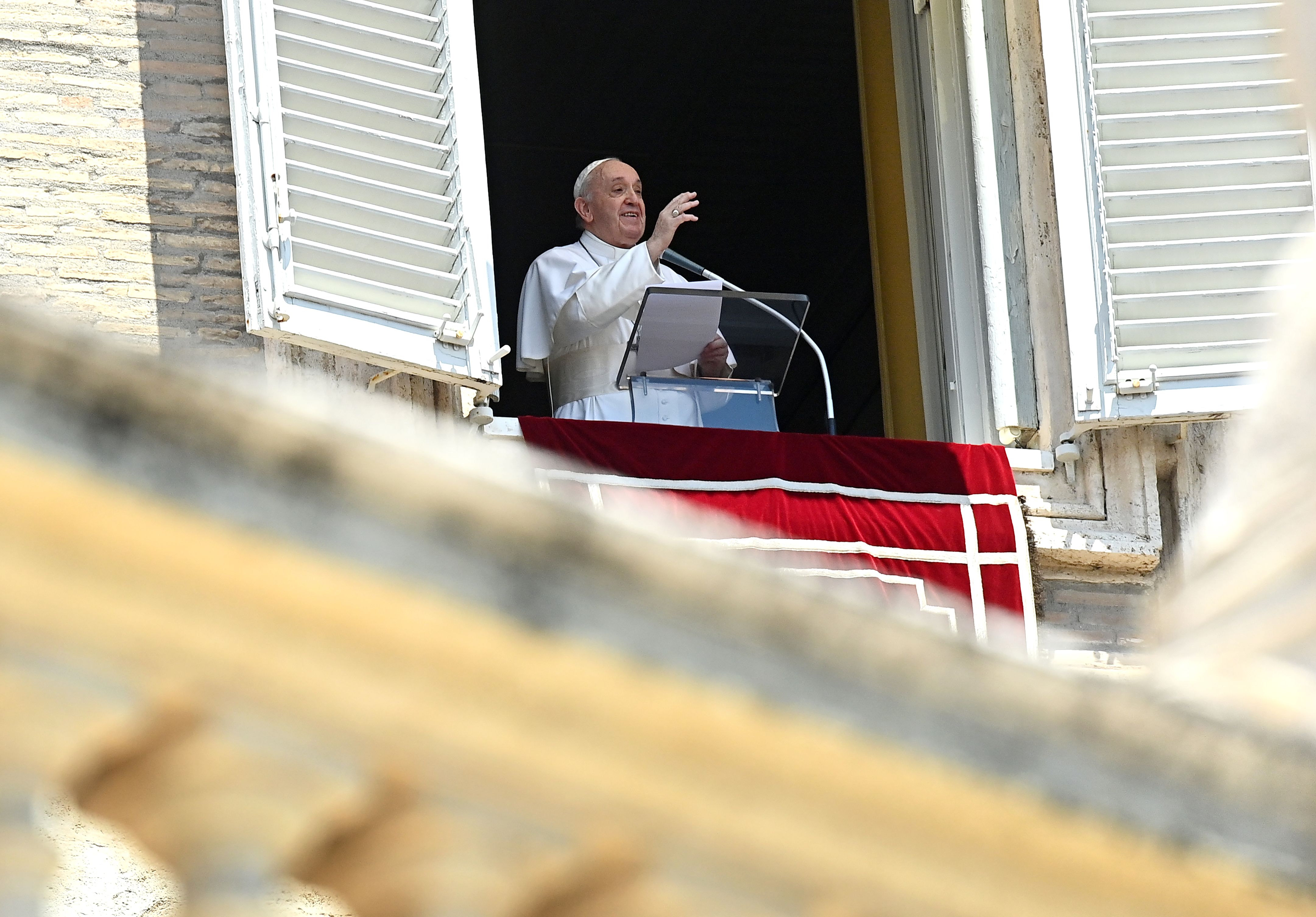 Paus Fransiskus menyampaikan pesan kepada umat yang berkumpul di Lapangan Santo Petrus, Vatikan.