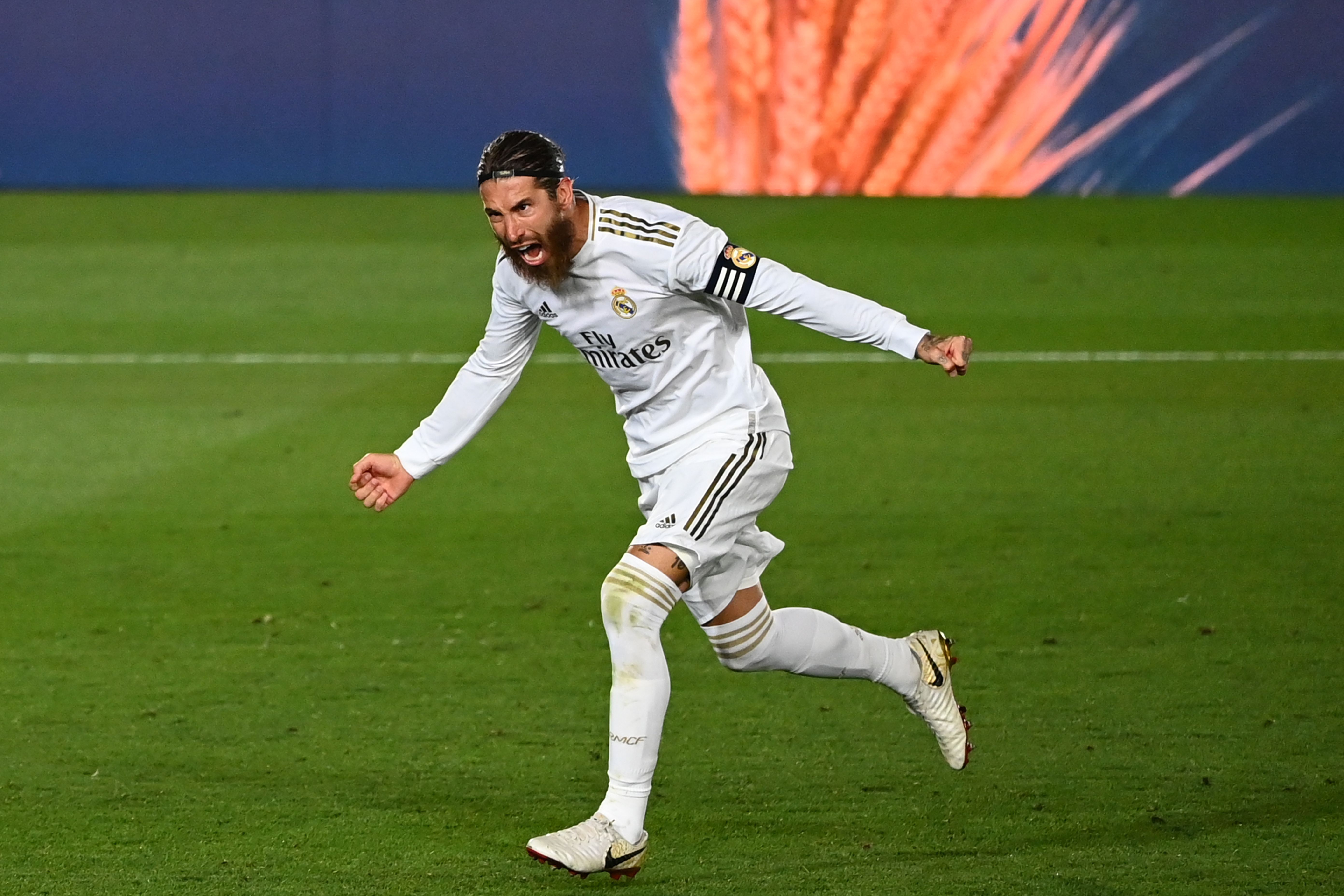 Pemain Real Madrid Sergio Ramos melakukan selebrasi atas golnya saat melawan Getafe