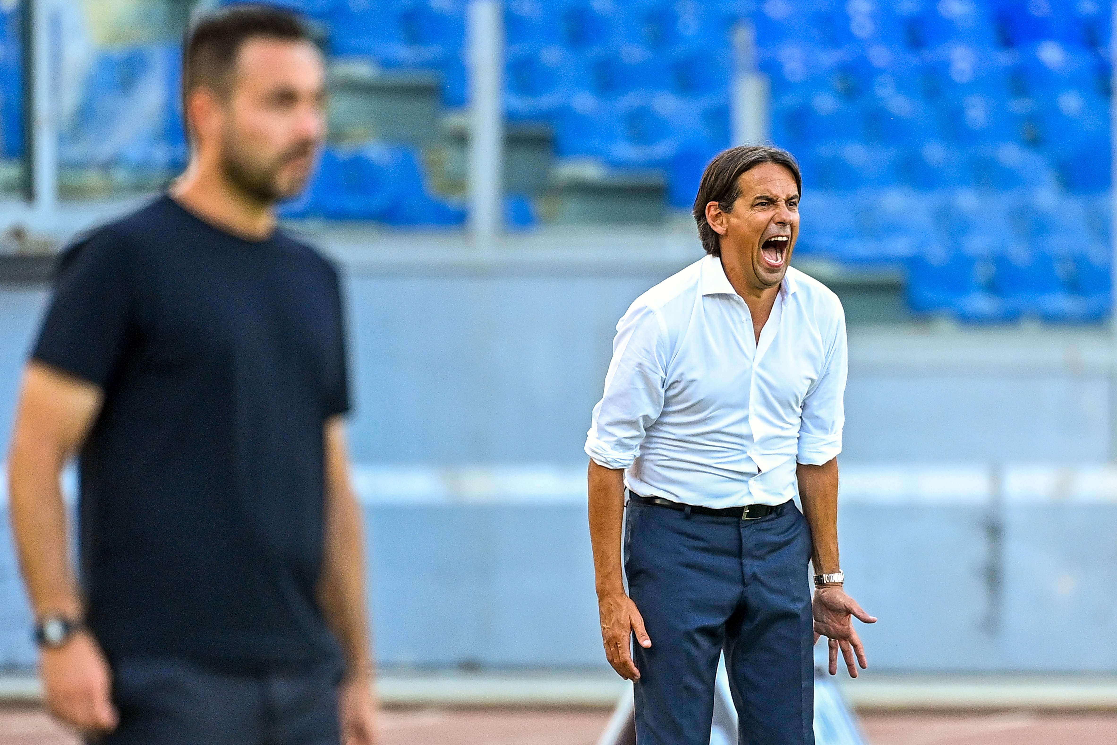 Pelatih Lazio Simone Inzaghi (kanan) memberikan instruksi kepada pemainnya saat menghadapi Sassuolo dalam laga Serie A, Sabtu (11/7).