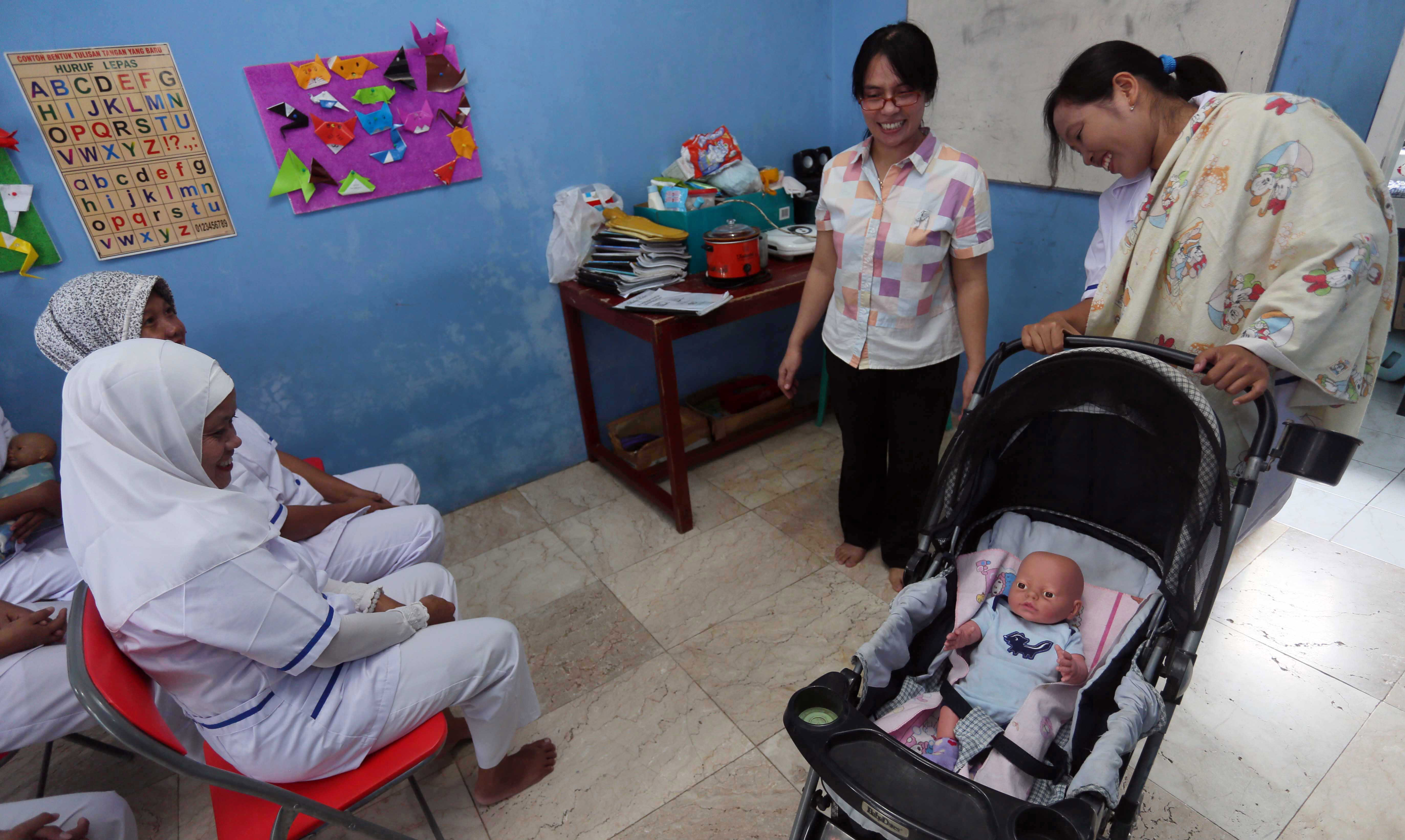 Sejumlah pembantu infal mendapatkan pelatihan di penyalur pembantu Tiara Cipta, kawasan Kemang, Jakarta.