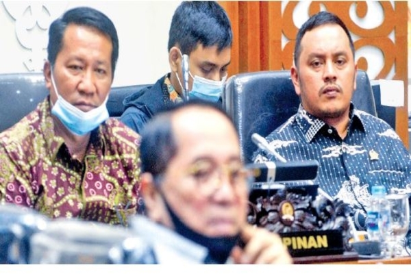 Ketua Baleg DPR Supratman Andi Agtas (kiri) bersama Wakil Ketua Willy Aditya (kanan) memimpin pembahasan DIM RUU Cipta Kerja di Senayan