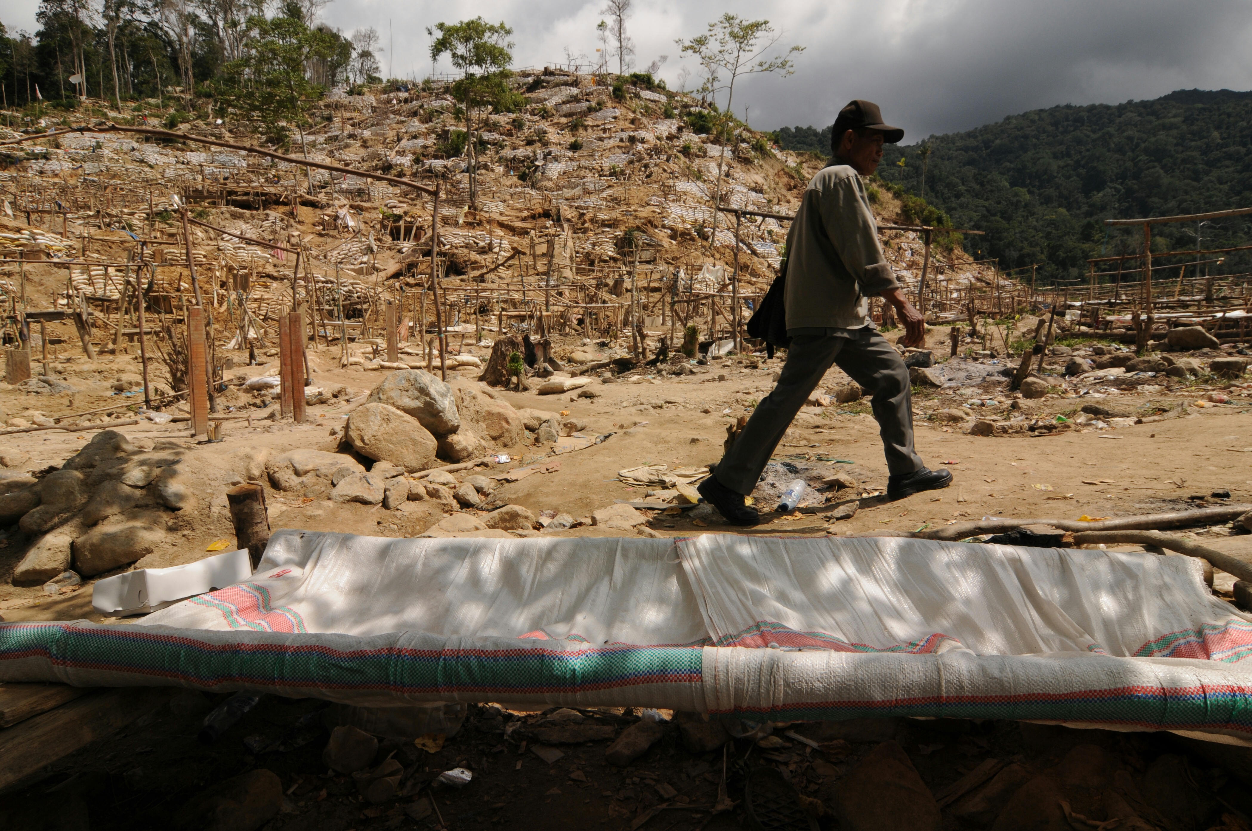 Tambang ilegal/liar menyebabkan kerusakan lingkungan dan kerugian materia yang besar.