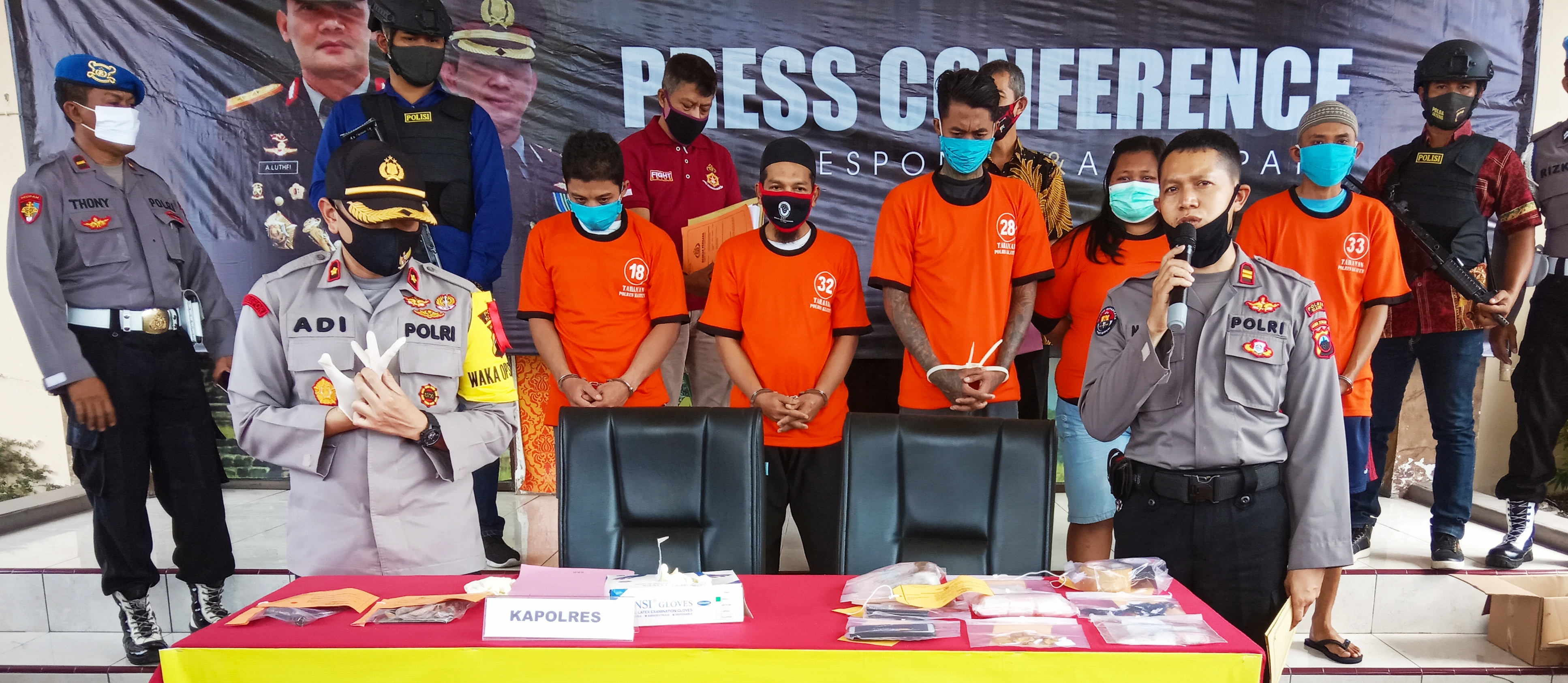 Wakapolres Kompol Adi Nugroho (kiri) dalam jumpa pers kasus narkoba di Mapolres Klaten