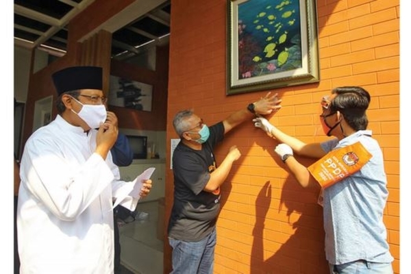 Ketua KPU Arief Budiman dan Petugas PPDP KPU Surabaya menempelkan stiker disaksikan mantan Wagub Jawa Timur Saifullah Yusuf