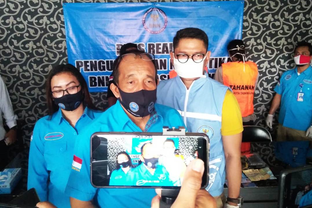 Kepala BNN Kota Tasikmalaya, Tuteng Budiman dan jajarannya menangkap dua residivis bandar narkoba.