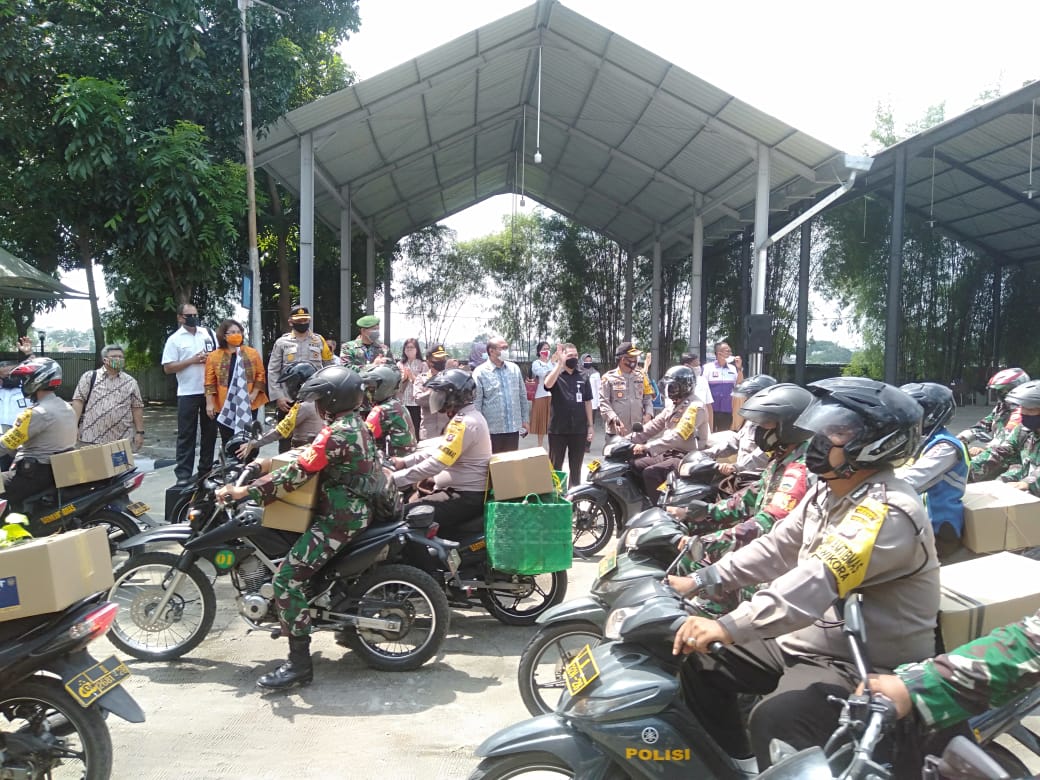 Penyaluran bantuan kepada pelaku usaha parawisata di Sumut. 