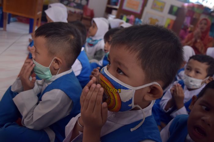 Murid TK di Pekanbaru, Riau, menggunakan masker.