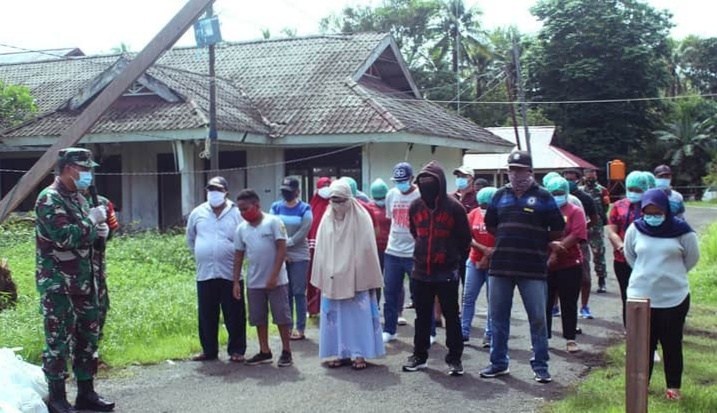Dandim) 1802/Sorong, Letkol inf Budiman melepas 22 pasien sembuh dari covid-19 di antor Diklat Kampung Salak, Kota Sorong, Kamis (30/7/2020)