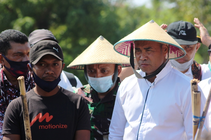 Gubernur NTT, Viktor Laiskodat (baju puti) berdiskusi dengan petani muda Yance Maring di lokasi pertanian dengan sistim irigasi tetes. 