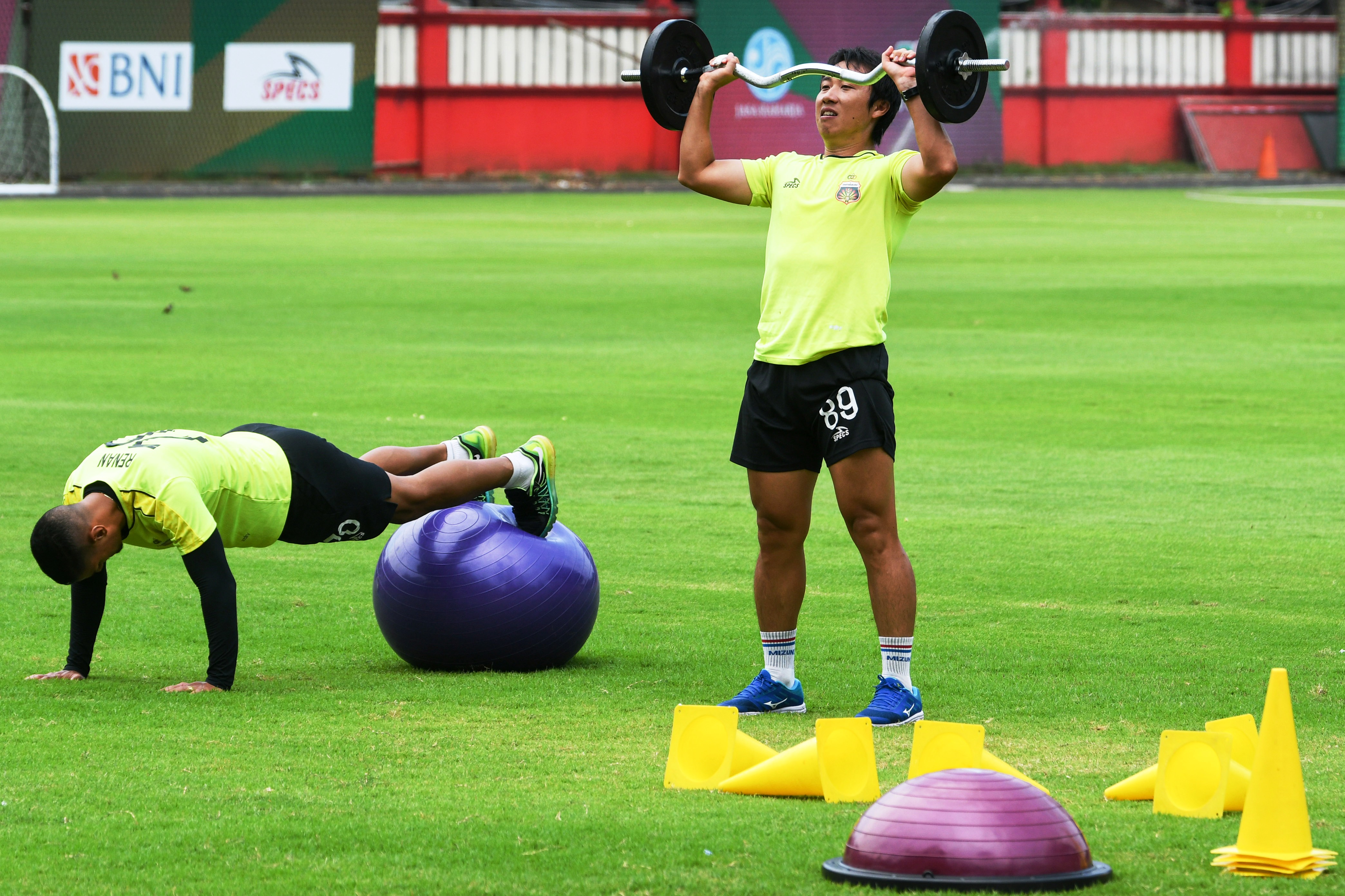 Lee Yoo-joon (kanan) sedang berlatih dengan rekan setimnya di Bhayangkara FC di Stadion PTIK, Jakarta, Senin (22/6/2020).