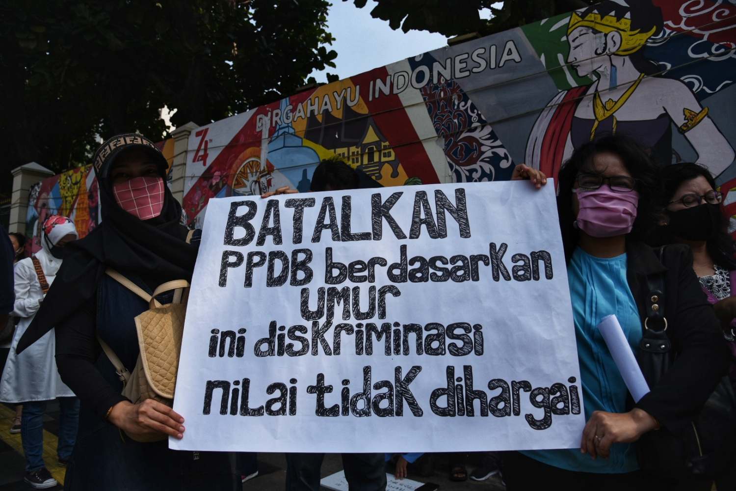 Sejumlah orang tua murid menggelar aksi demonstrasi di depan Kantor Kementerian Pendidikan dan Kebudayaan pada Senin (29/6).