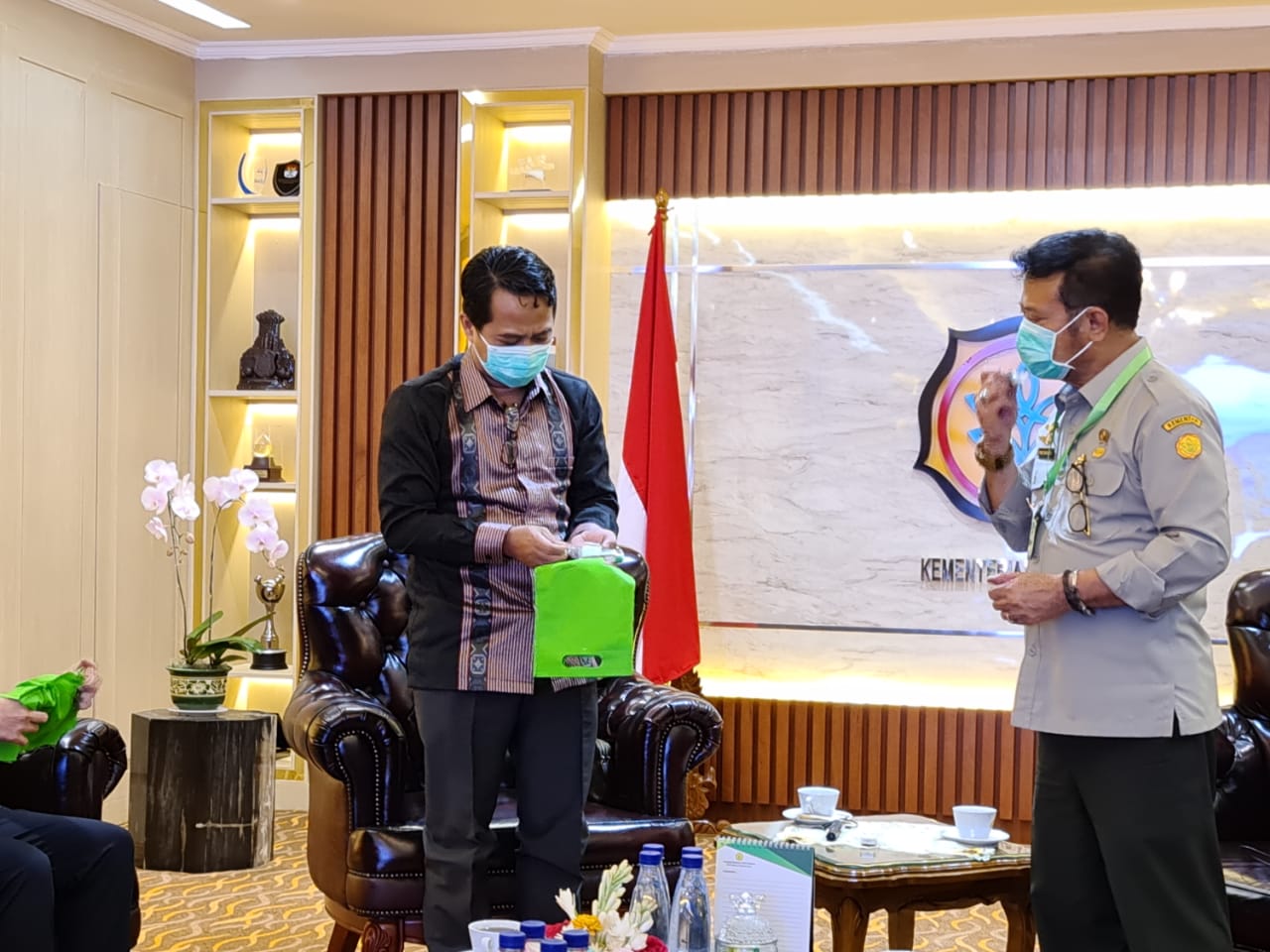 Ketua PB IDI Daeng Muhammad Faqih (kiri) bertemu dengan Kepala Balitbangtan Kementan Fadjry Djufry di Jakarta, Senin (6/7).