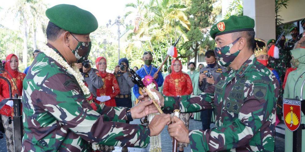 Mayjen TNI Bakti Agus Fadjari dan Mayjen TNI Mochamad Effendi
