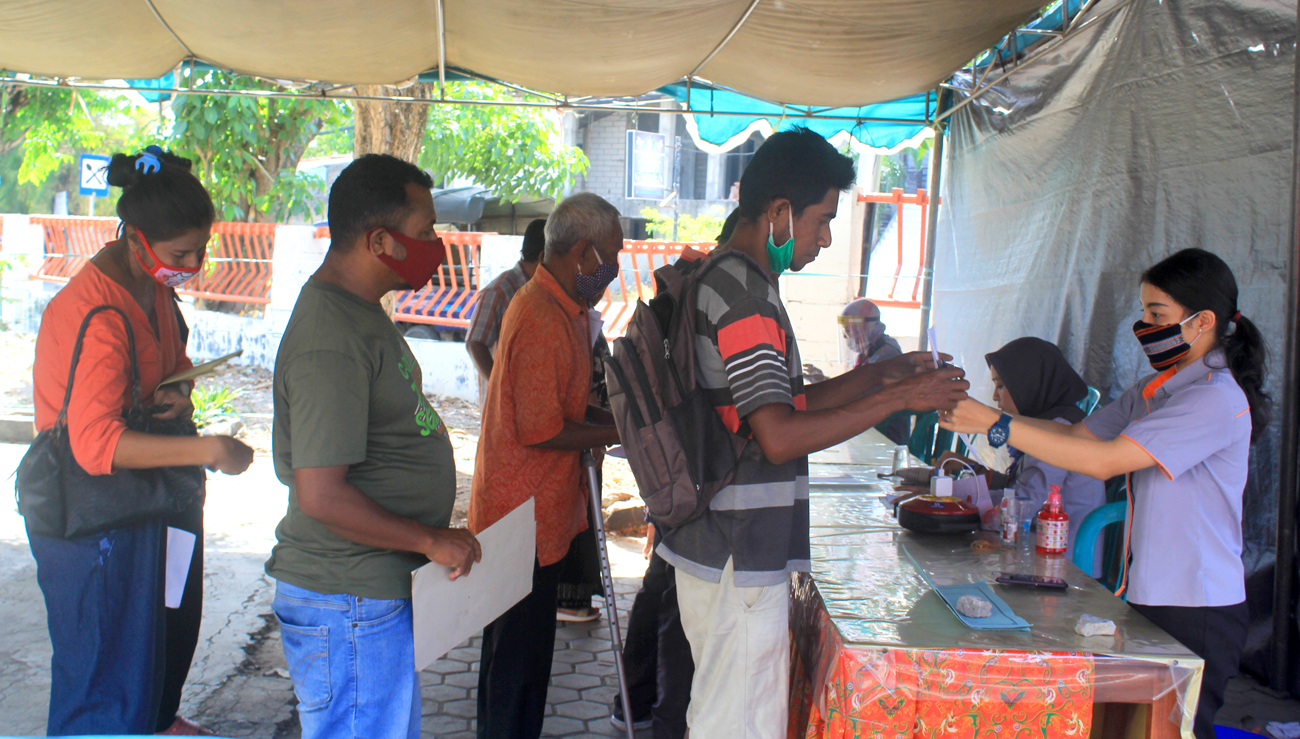 Warga Kota Kupang, NTT mendatangi Kantor PT Pos Indonesia untuk mencairkan BST tahap ke-2, Kamis (11/6).