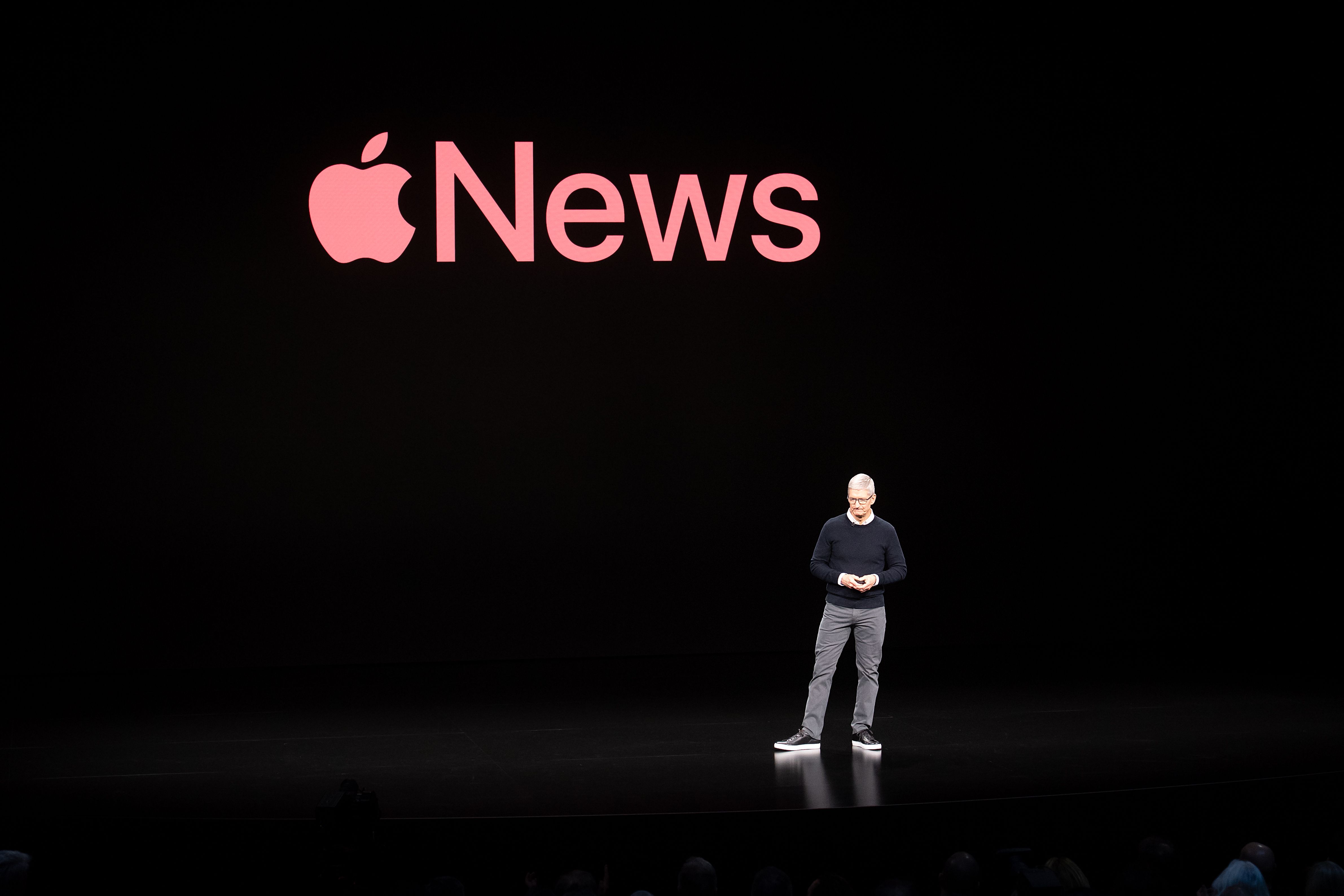  Apple CEO Tim Cook membahas Apple News saat acara di Kantor Pusat Apple, Cupertino, California, AS, beberapa waktu lalu. 