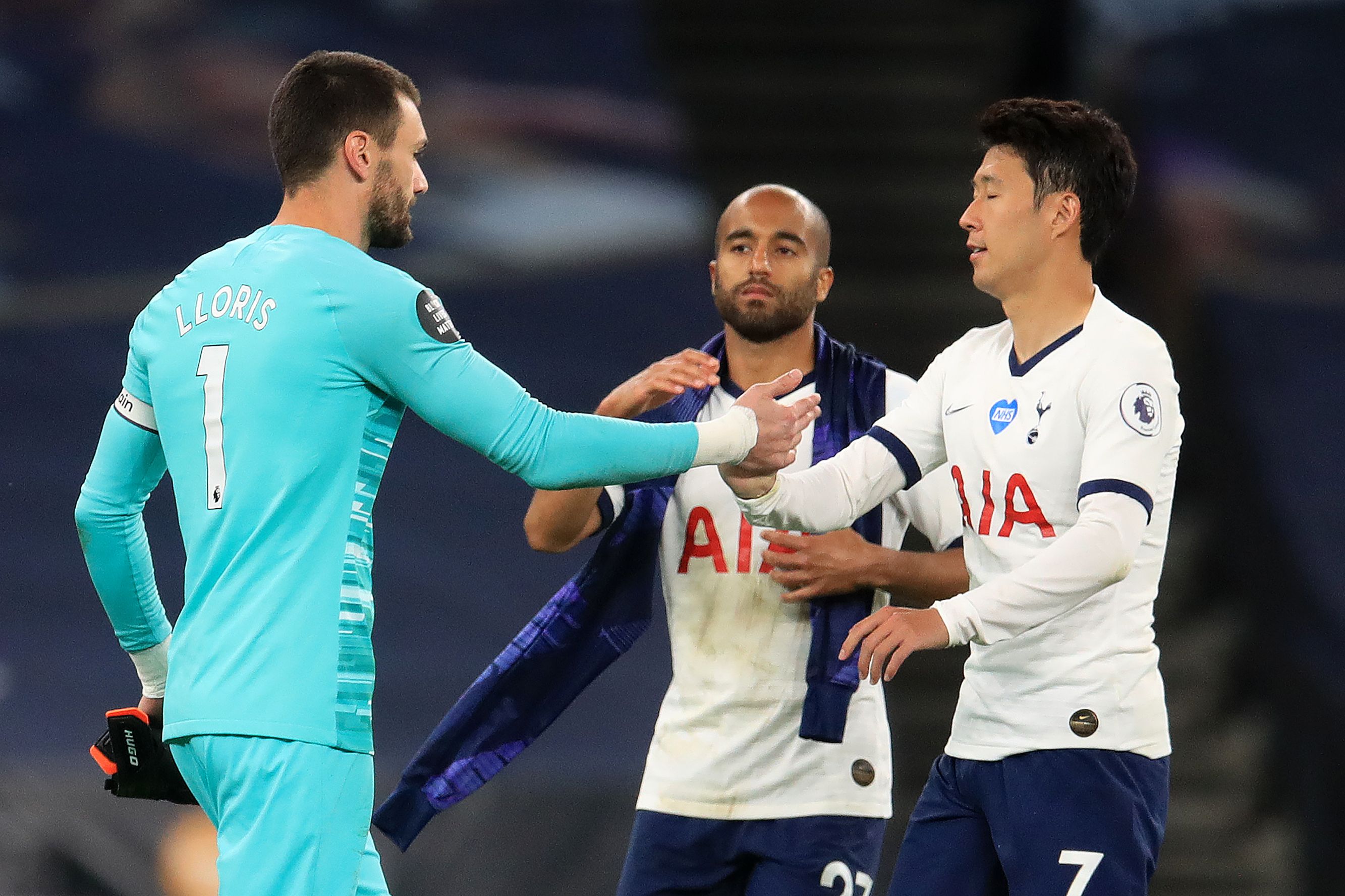 Hugo Lloris (kiri) berjabat tangan dengan Son Heung-min selepas laga Liga Primer Inggris antara Tottenham Hotspur dan Everton.
