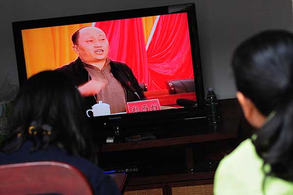 Zheng Yanxiong tampak di layar