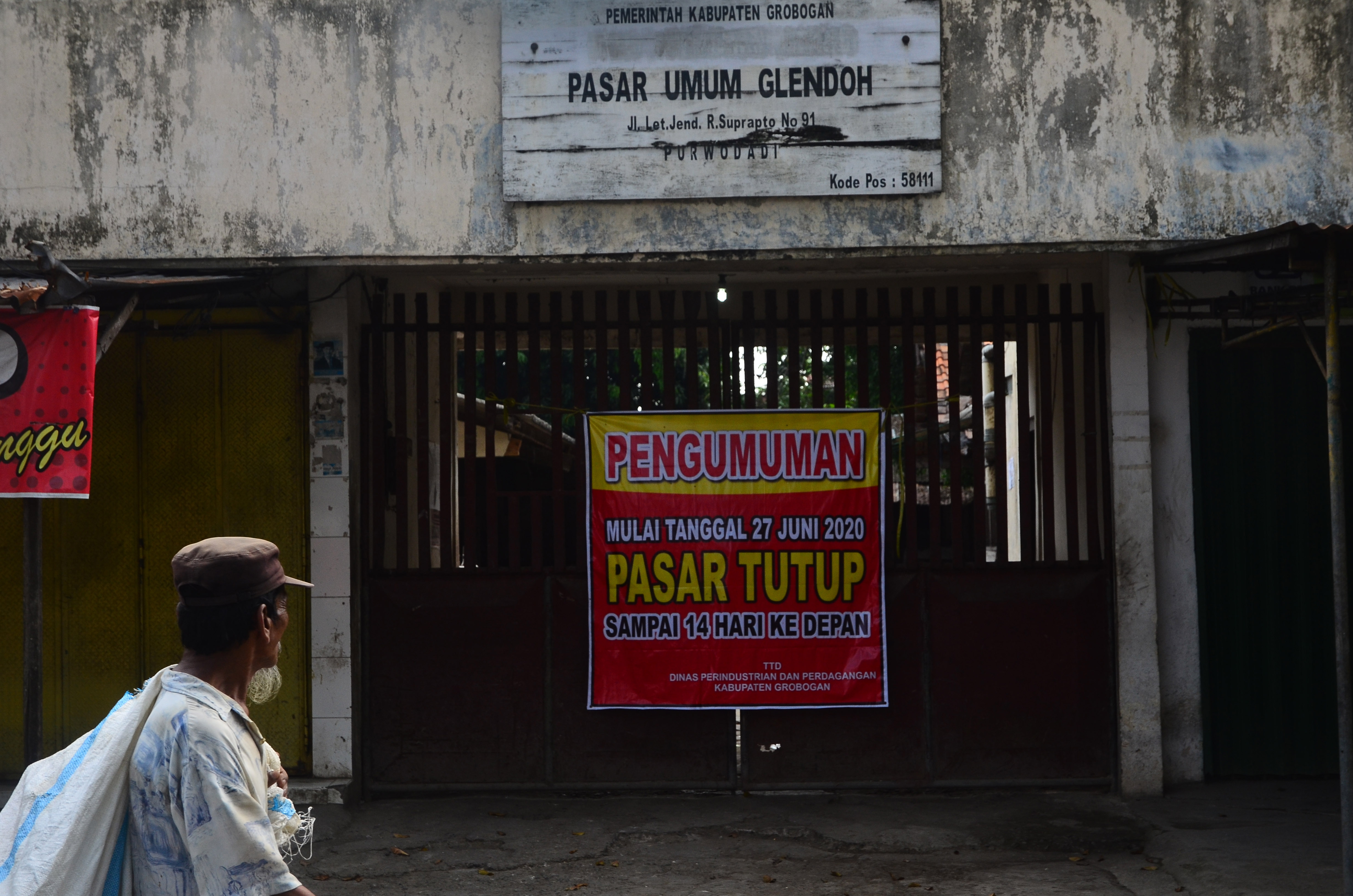Pasar Glendoh di Jawa Tengah yang ditutup sementara akibat temuan kasus covid-19.