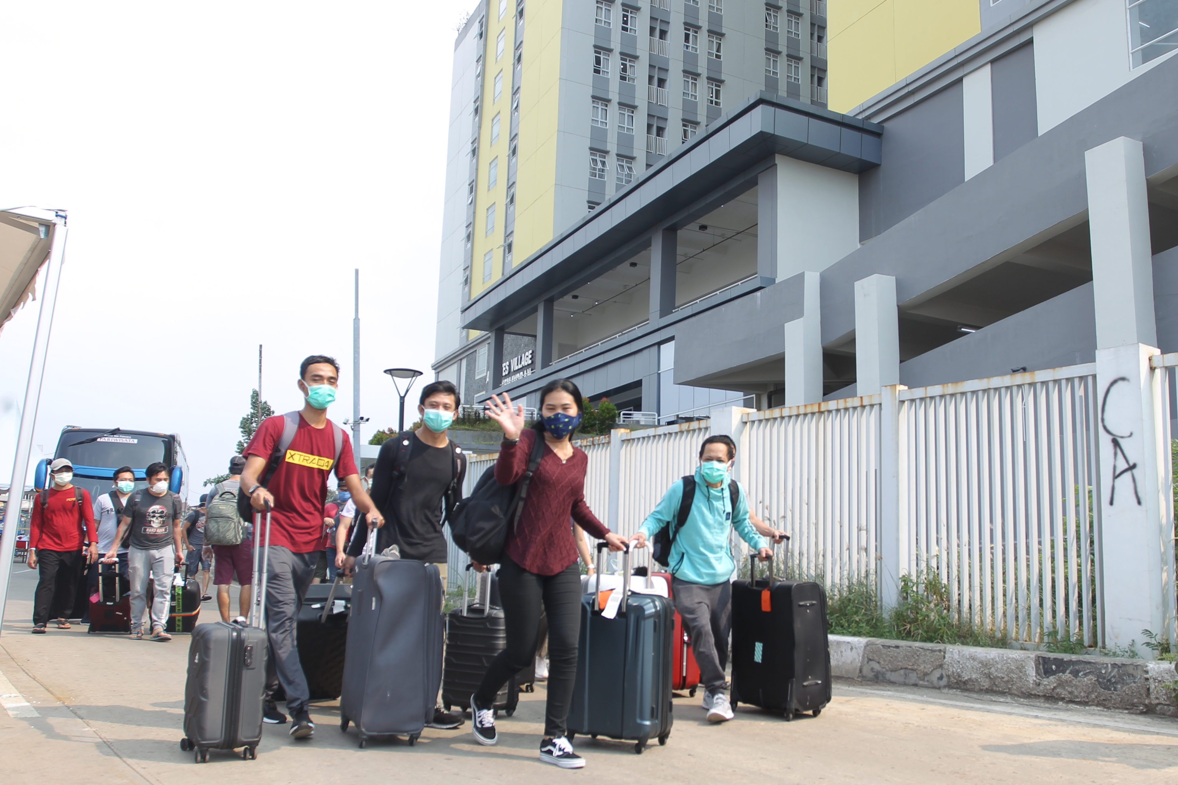 Pasien pulang dari RS Darurat Covid Wisma Atlet Kemayoran