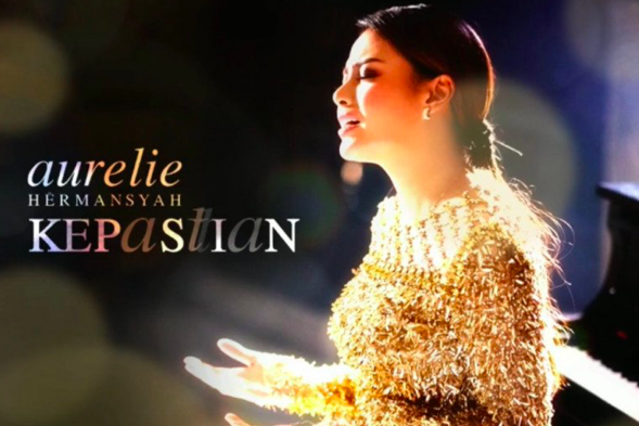 Penyanyi Aurelie Hermansya.