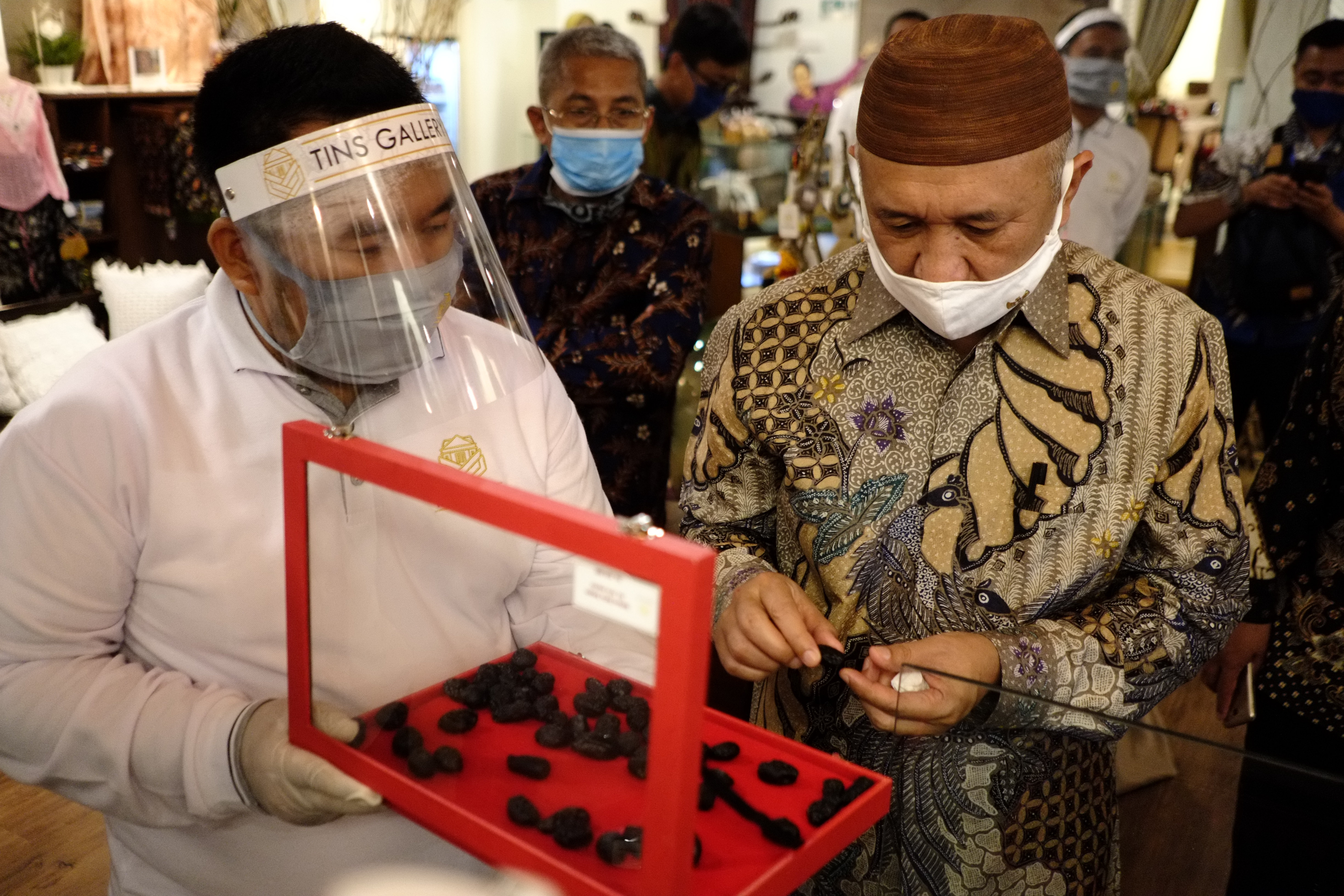  Menteri Koperasi dan Usaha Kecil Menengah (UKM) Teten Masduki (kanan) melihat hasil kerajinan di Tins Gallery, Pangkalpinang,  