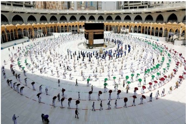 Jemaah haji menjaga jarak saat melakukan tawaf atau mengelilingi Kabah tujuh kali di Masjidil Haram, Mekah, Arab Saudi,  Rabu (29/7/2020).
