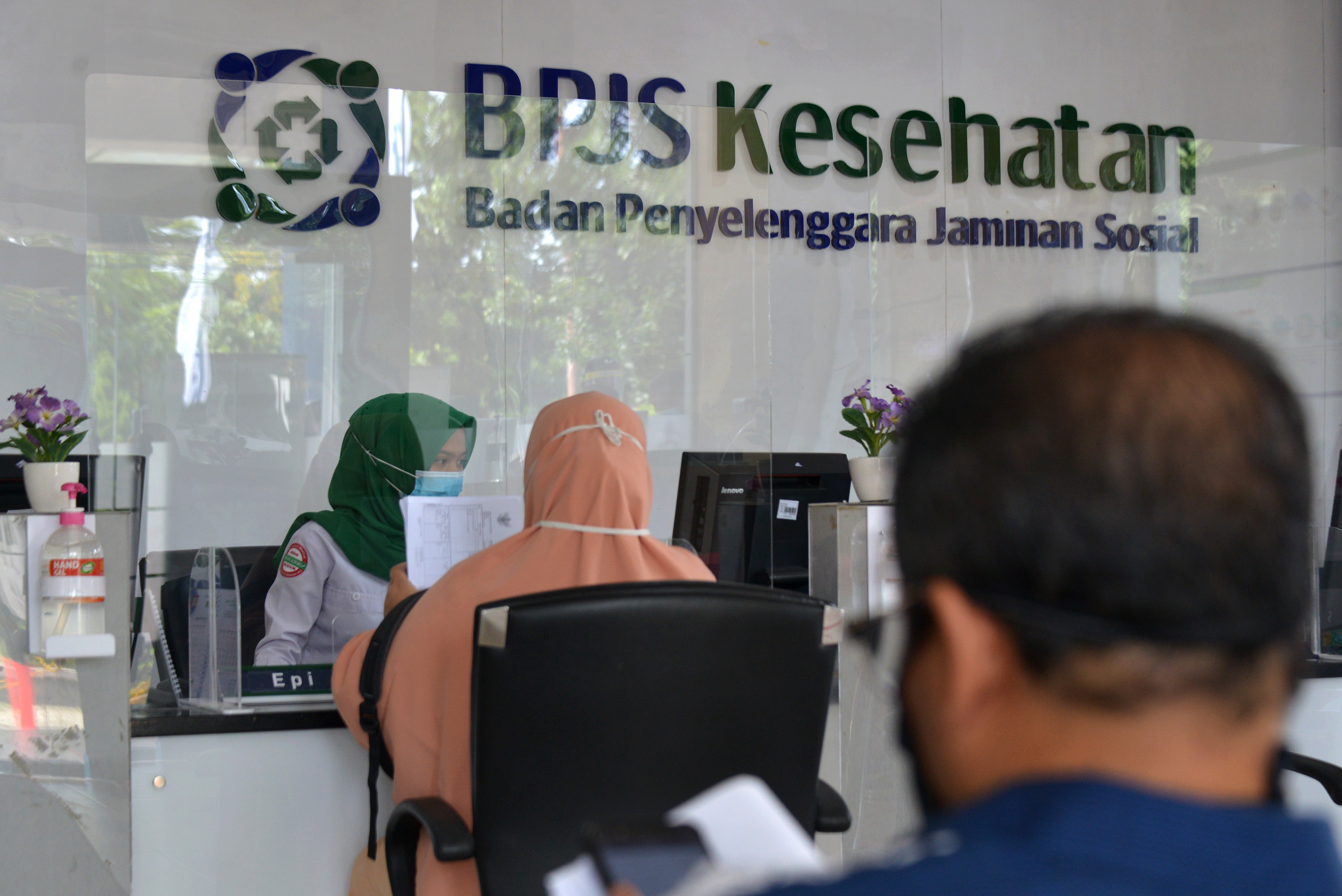 Karyawan melayani pengurusan keanggotaan peserta jaminan kesehatan di kantor BPJS Kesehatan, Banda Aceh, Aceh, Senin (6/7).
