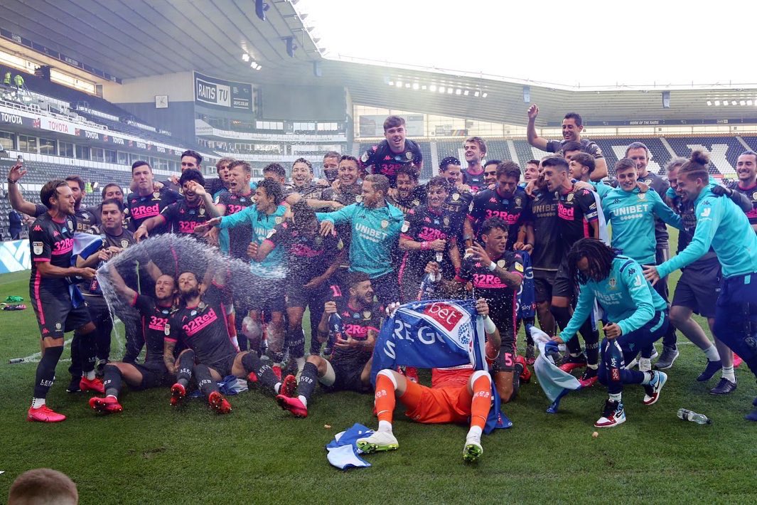 Para pemain Leeds United merayakan keberhasilan mereka menjadi juara Divisi Championship dan meraih promosi ke Liga Primer Inggris.