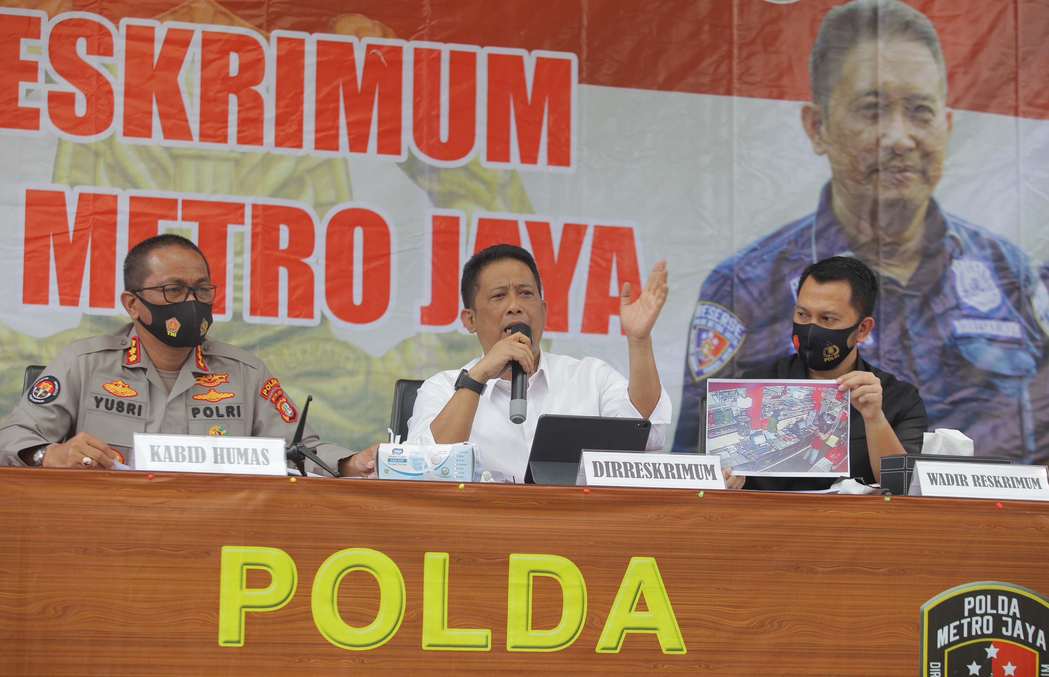 Direskrimum Polda Metro Jaya Kombes Pol Tubagus Ade Hidayat (tengah)