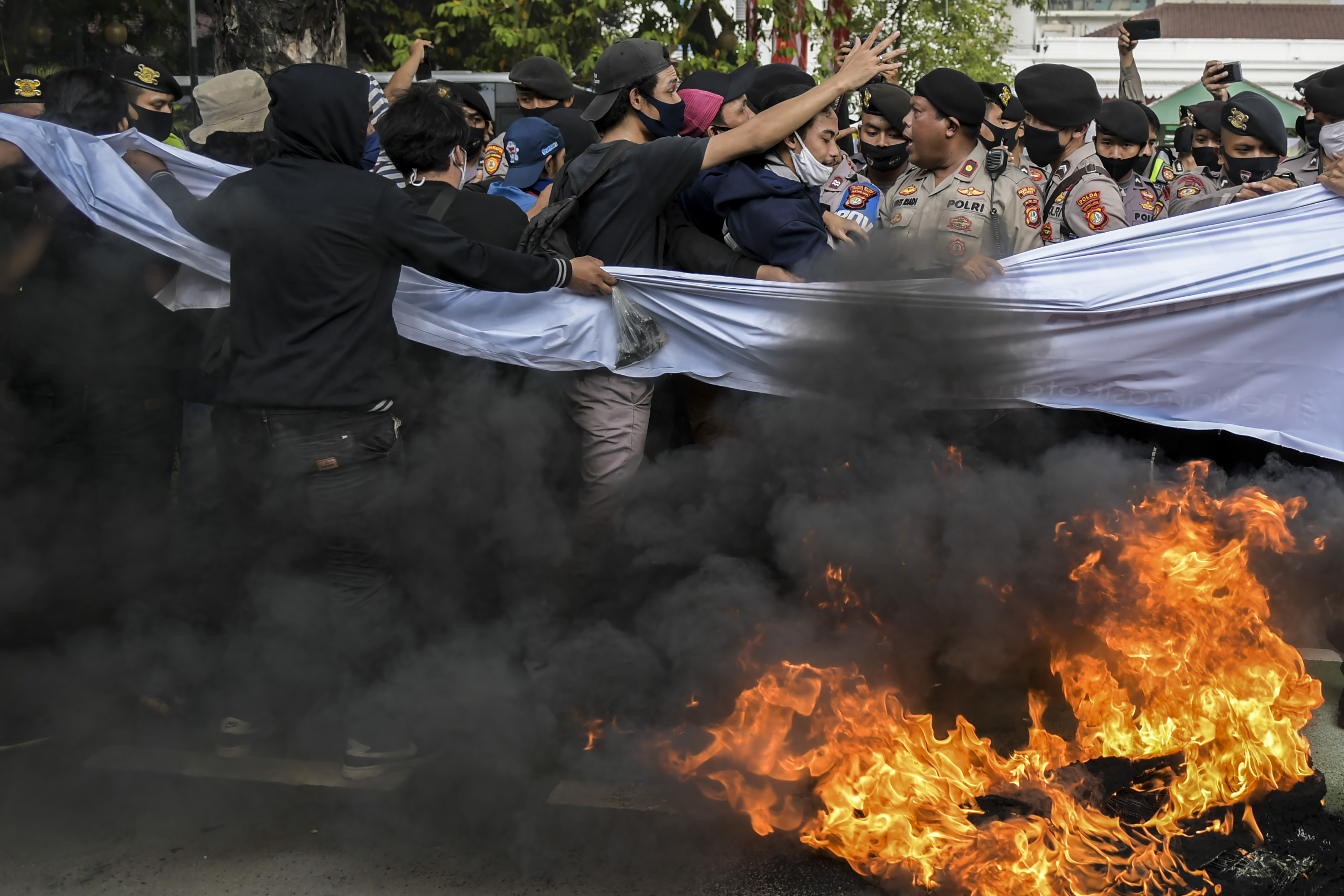 Massa yang tergabung dalam Gerakan Nasional Tolak Reklamasi (Gentar) Jakarta terlibat aksi dorong dengan polisi.