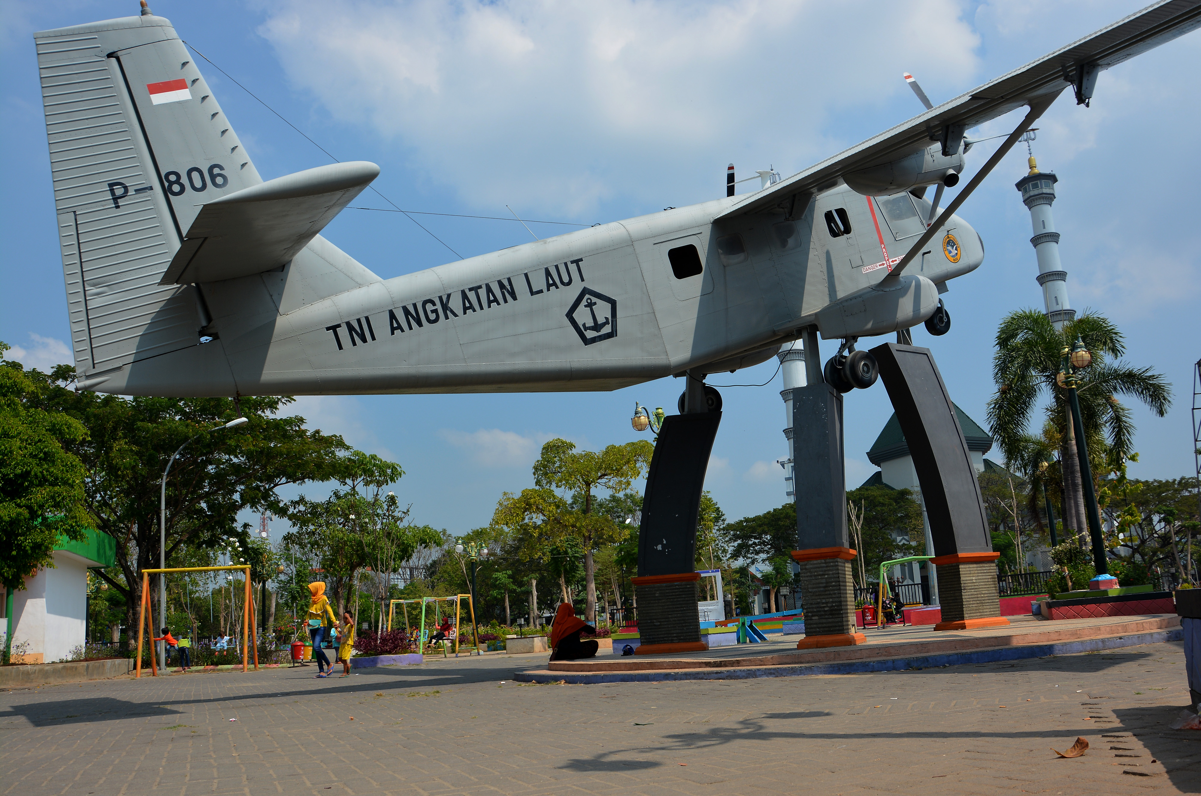 Warga megajak anaknya mengisi liburan di Alun-alun Lamongan, Jawa Timur