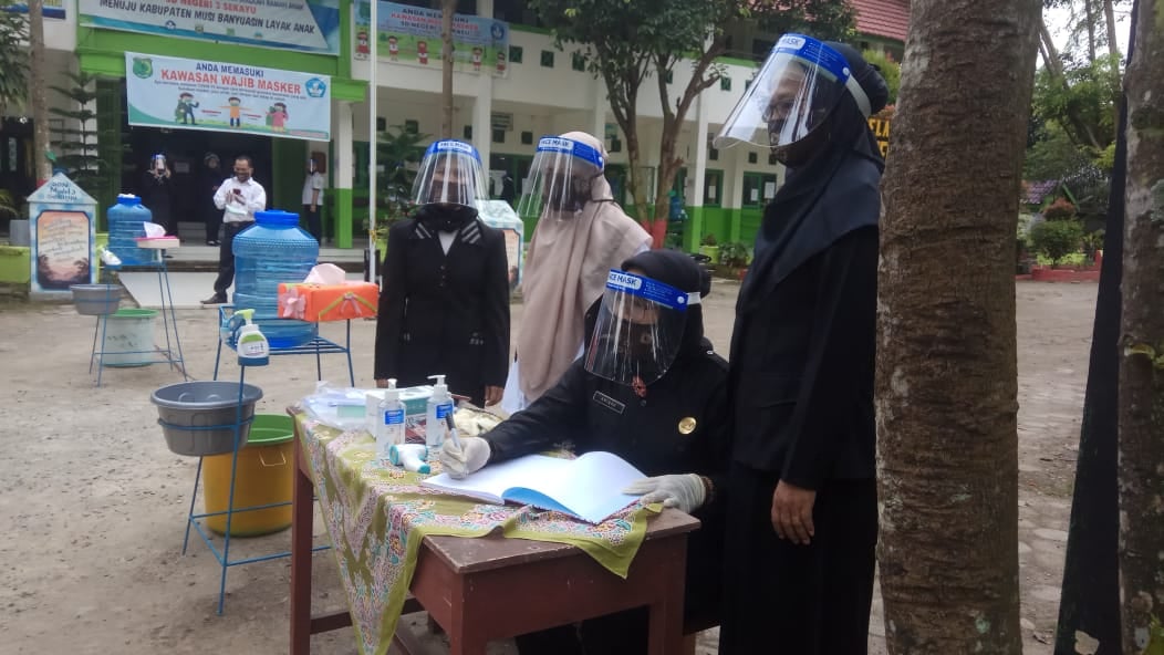 Dinas Pendidikan Musi Banyuasin mengadakan masa pengenalan lingkungan sekolah dengan menerapkan protokol kesehatan pada Senin (13/7).