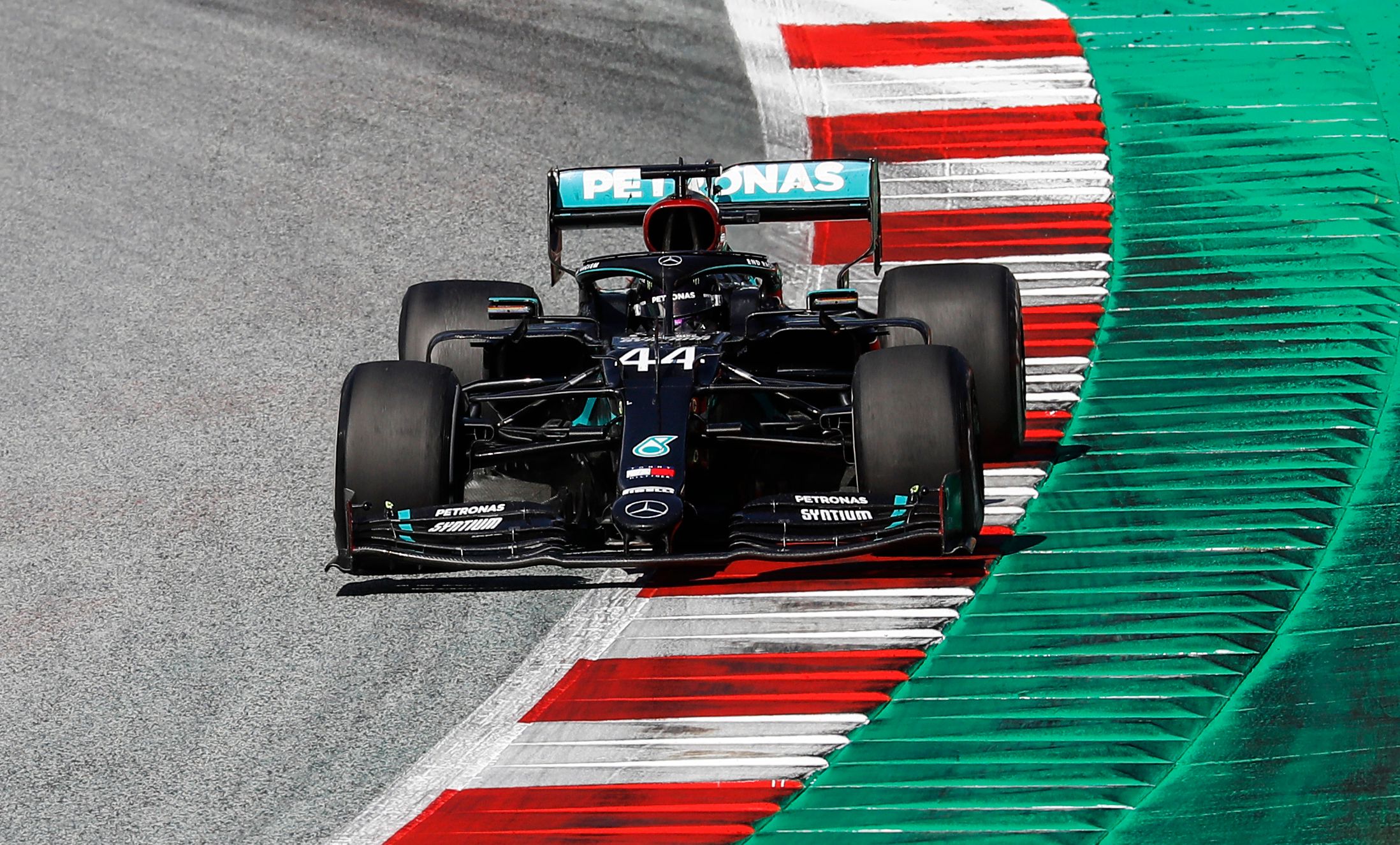 Lewis Hamilton dari tim Mercedes saat berlaga di Formula One Grand Prix Austria, Spielberg, Austria, Sabtu (5/7/2020)