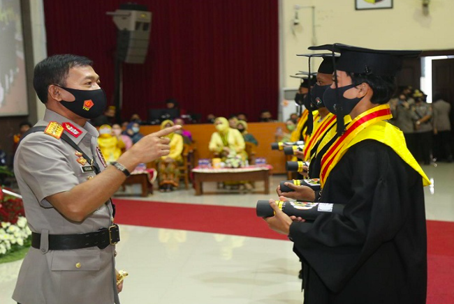 Kapolri Jenderal Pol Idham Azis mewisuda 293 taruna yang dinyatakan lulus dalam pendidikan di Akademi Kepolisian (Akpol).