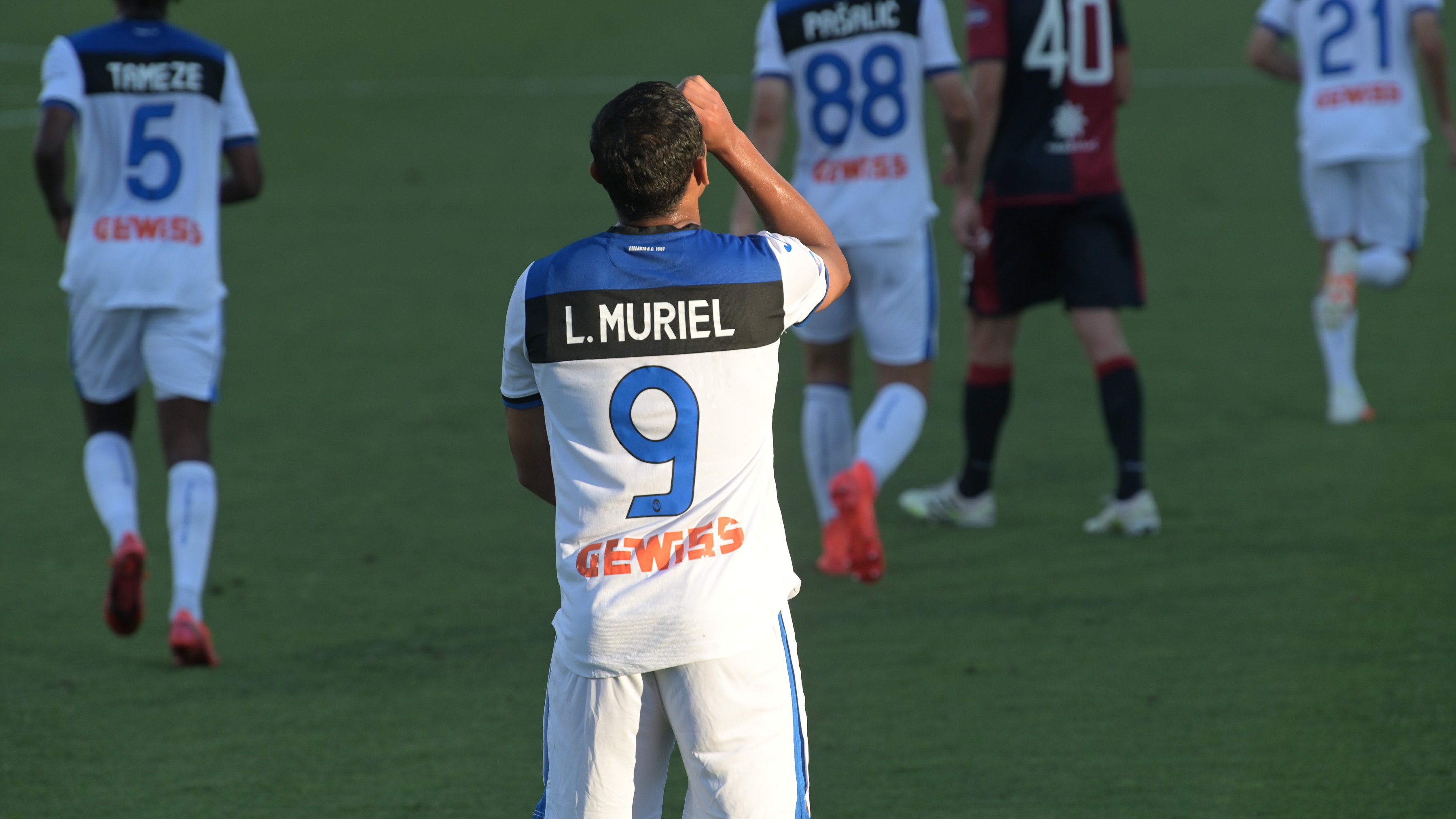 Pemain Atalanta Luis Muriel melakukan selebrasi usai mencetak gol ke gawang Cagliari dalam laga lanjutan Serie A.