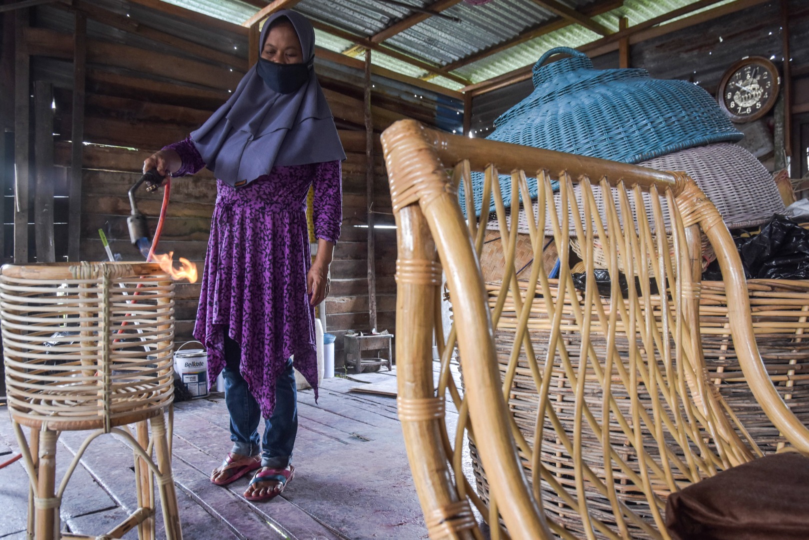  Sejumlah perajin rotan menyelesaikan pesanan di sentra kerajinan rotan di Kota Pekanbaru, Riau, Kamis (30/4/2020). 