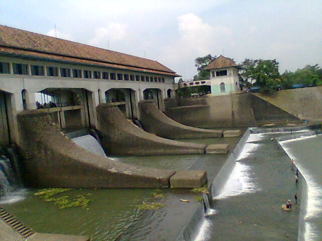 Bendung Walahar menjadi andalan Kabupaten Karawang akan kebutuhan air pertaniannya. Namun, karena Covid satu bendung lagi gagal dibangun.