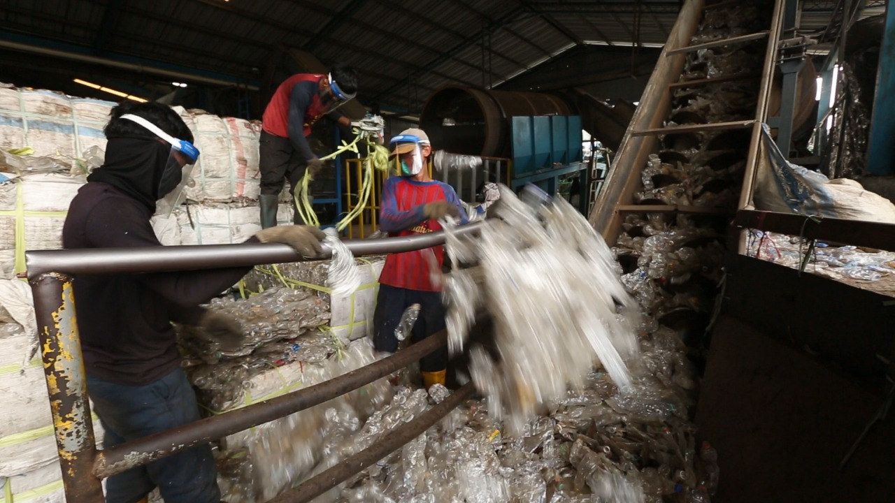 Sumber Energi Listrik dari Sampah Plastik