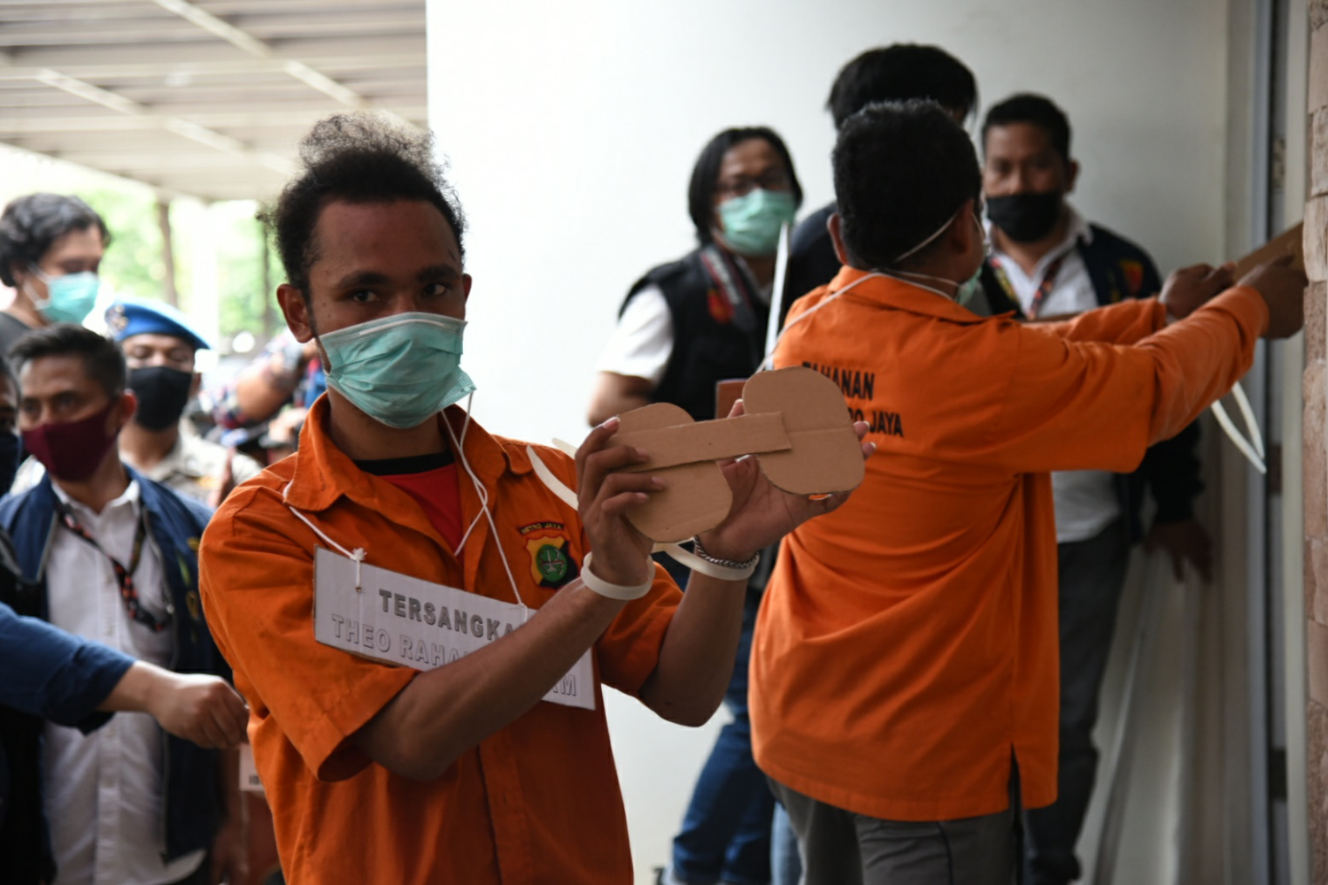 Polisi menggelar rekonstruksi perusakan rumah Nus Kei di kawasan Green Lake City, Cipondoh, Kota Tangerang, Rabu (24/6).