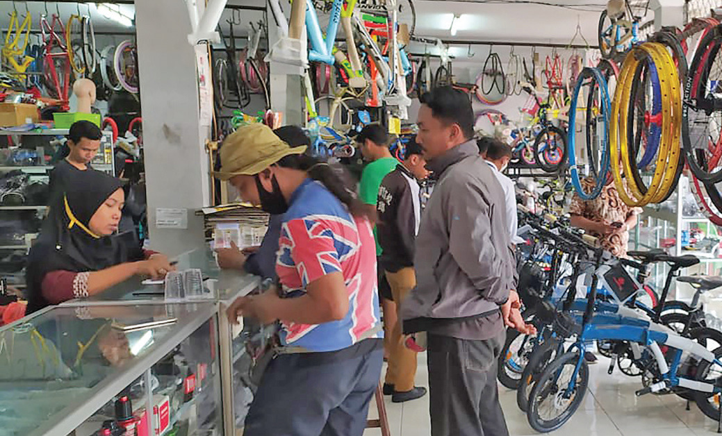 Calon pembeli memadati Toko Sepeda Usaha Baru di Kranji, Kota Bekasi, Jawa Barat, kemarin.