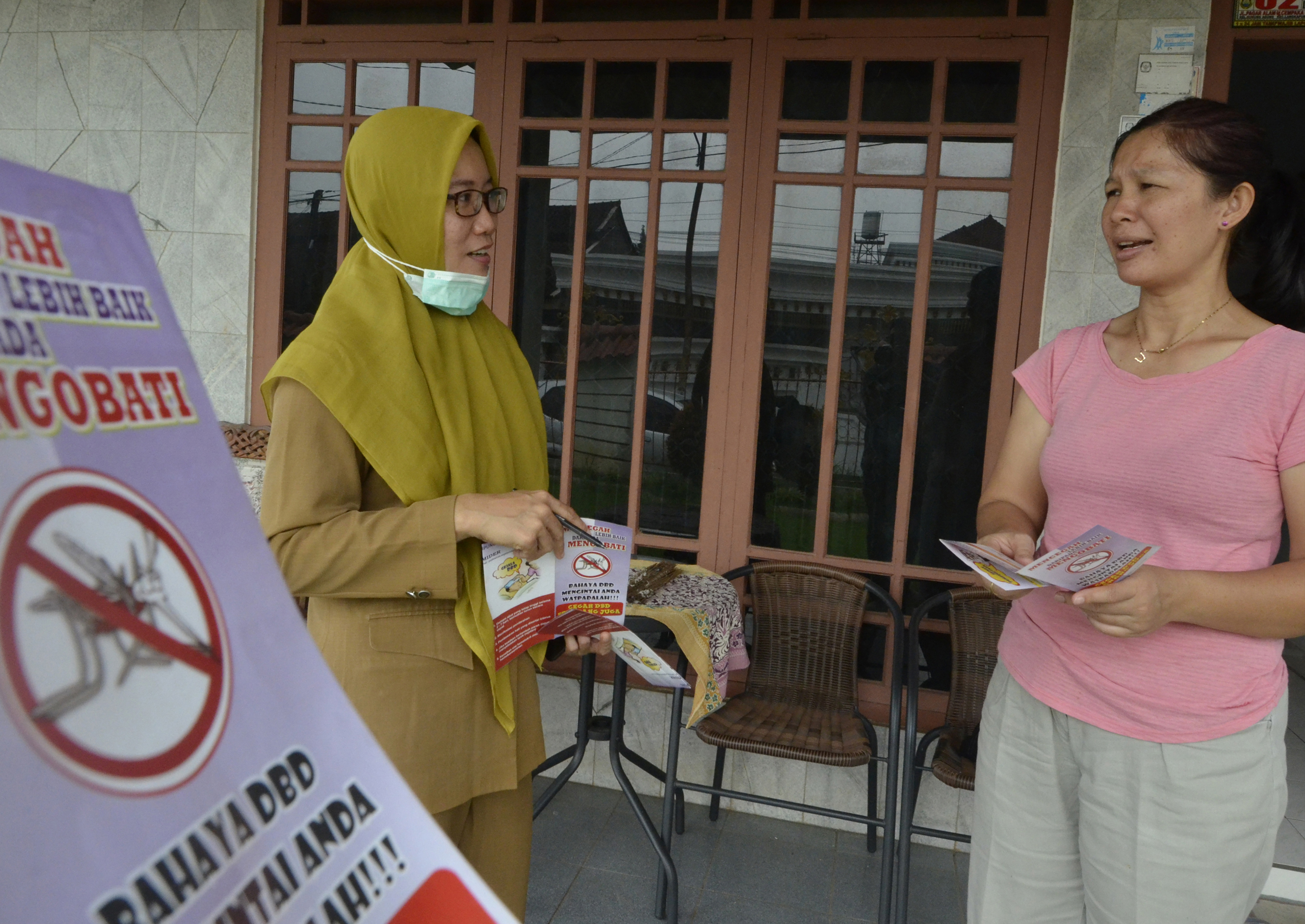 Petugas Puskesmas melakukan sosialisasi kepada masyarakat tentang pencegahan  demam berdarah di Bandar Lampung, Lampung, Senin (29/6).