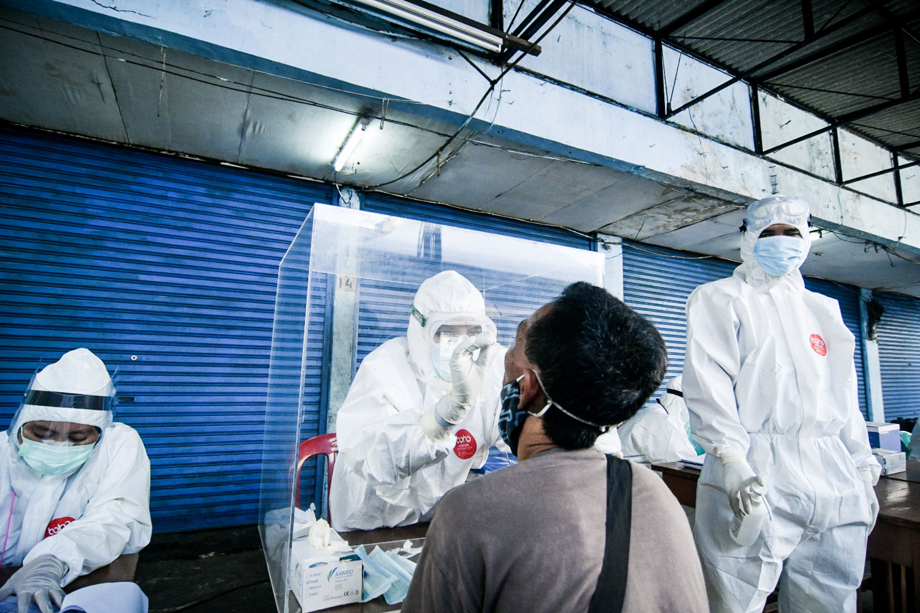 Petugas medis melakukan tes swab ke pedagang pasar di Jakarta