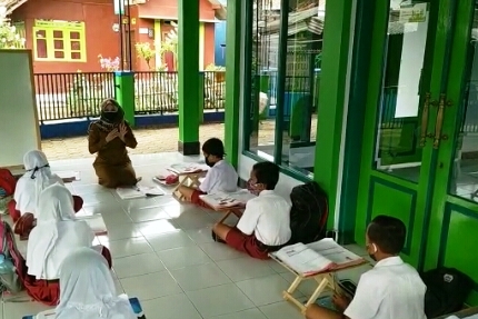 Sejumlah siswa Kelas IV SDN 4 Kertasari telah melakukan kegiatan belajar mengajar tatap muka secara terbatas di Masjid Al Ikhlas, Ciamis.