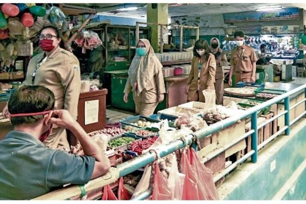 Aparatur sipil negara (ASN) mengawasi aktivitas pedagang di Pasar Pondok Labu, Jakarta, kemarin. 