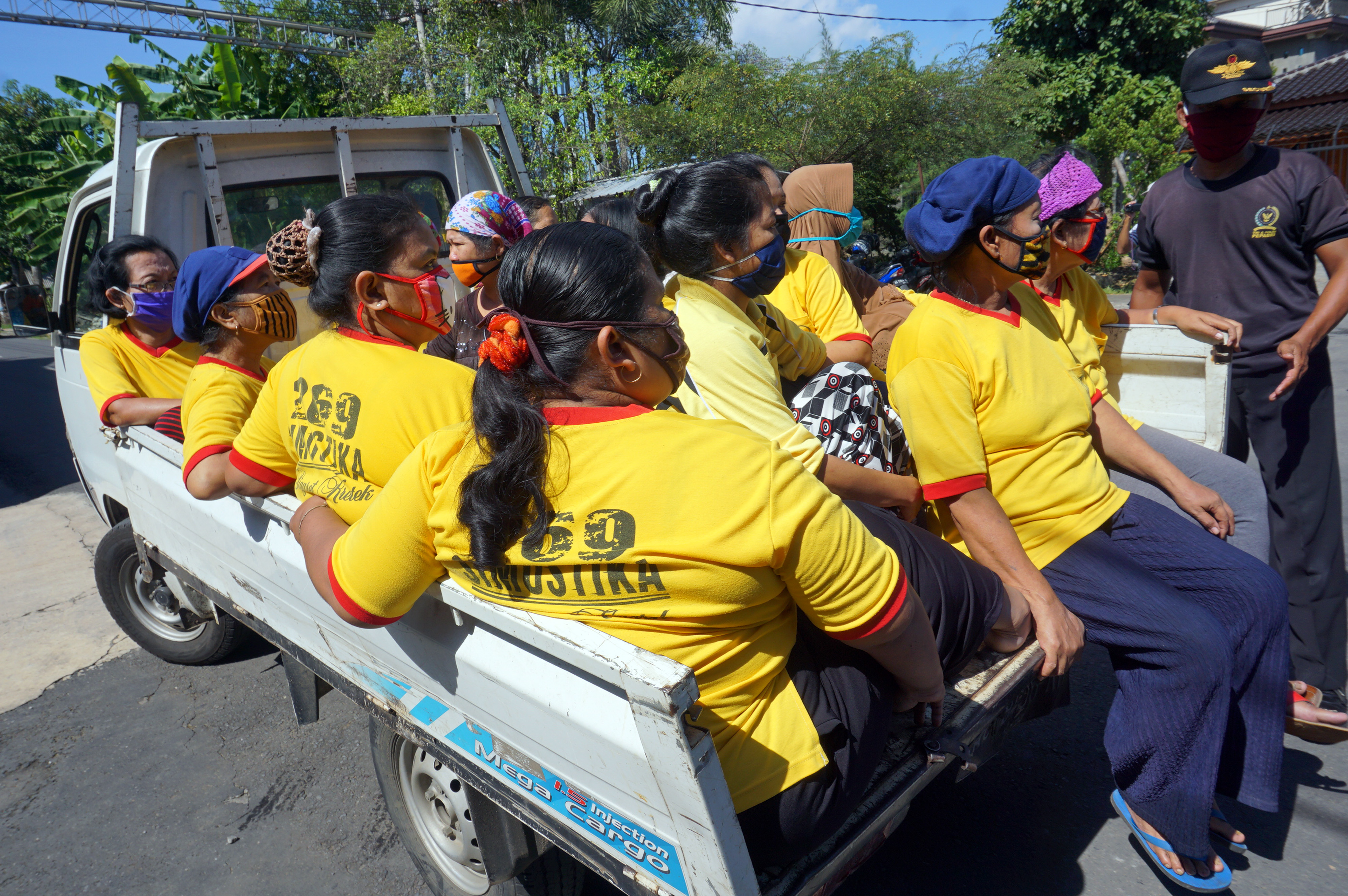 Ilustrasi--Petugas mendampingi buruh linting rokok menuju blok pemeriksaan kesehatan di Pabrik Rokok Mustika dan Trubus di Desa Gesikan.