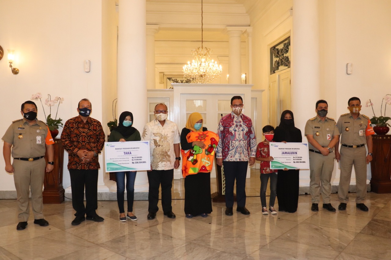 Acara penyerahan santunan JKK dari BPJAMSOSTEK kepada ahli waris anggota PPSU diselenggarakan  di Balai Kota Jakarta.